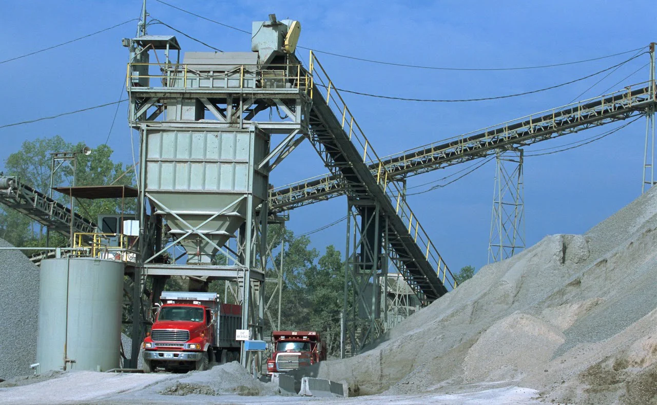 Industrial feed hopper and crusher monitoring solution